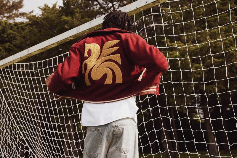 Un écran affichant plusieurs logos de radios parisiennes célèbres, avec une interface numérique stylisée, symbolisant la transition vers le streaming et les plateformes en ligne.